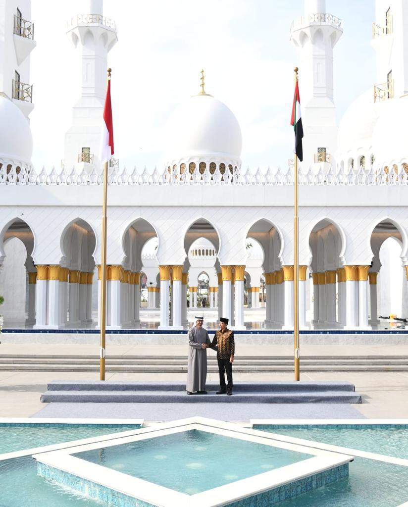 Los dos líderes posan en la Mezquita Jeque Zayed de Indonesia. (Twitter)