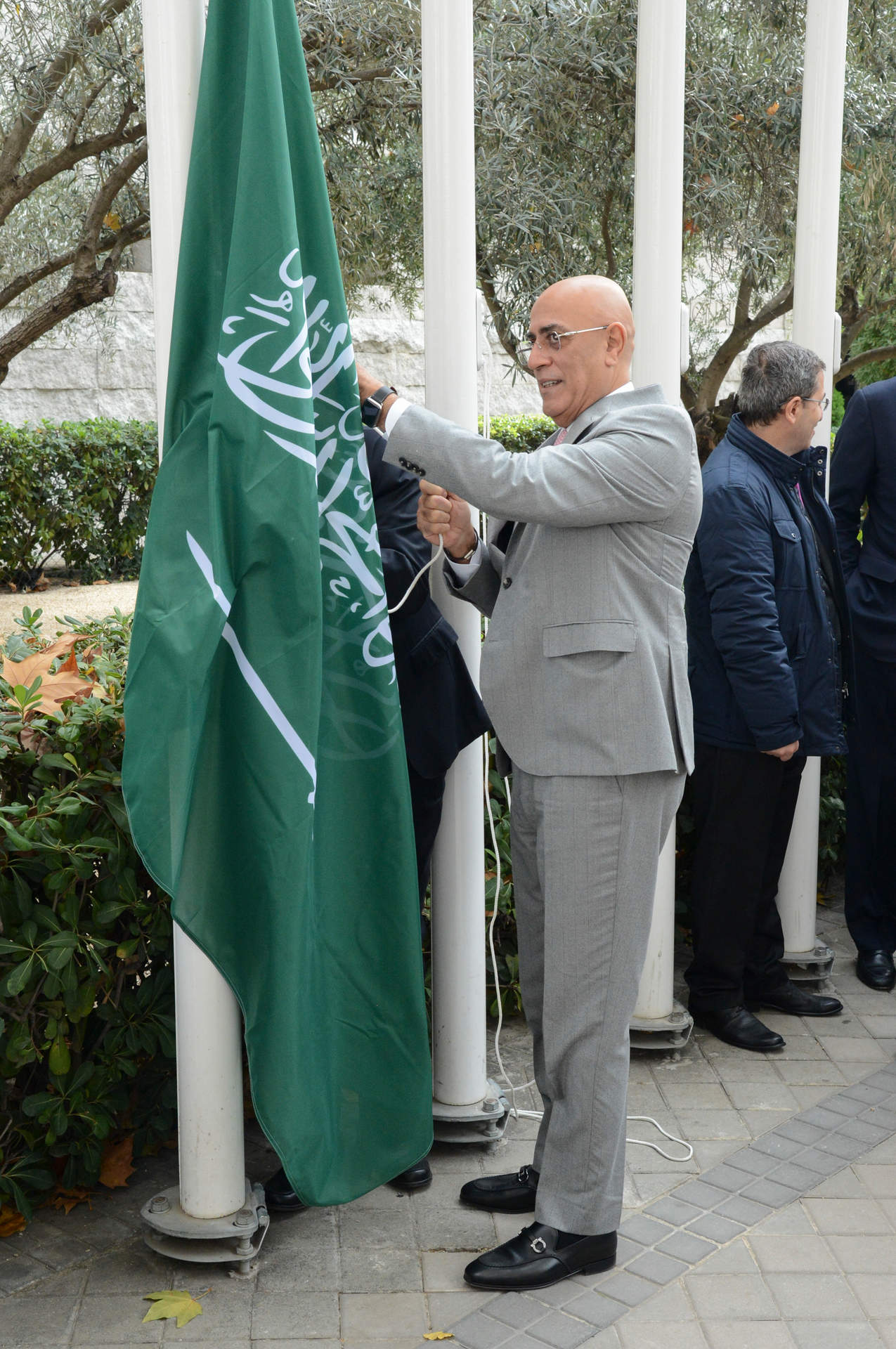 El embajador saudí alza la bandera de Arabia. (Ministerio de Agricultura de España)