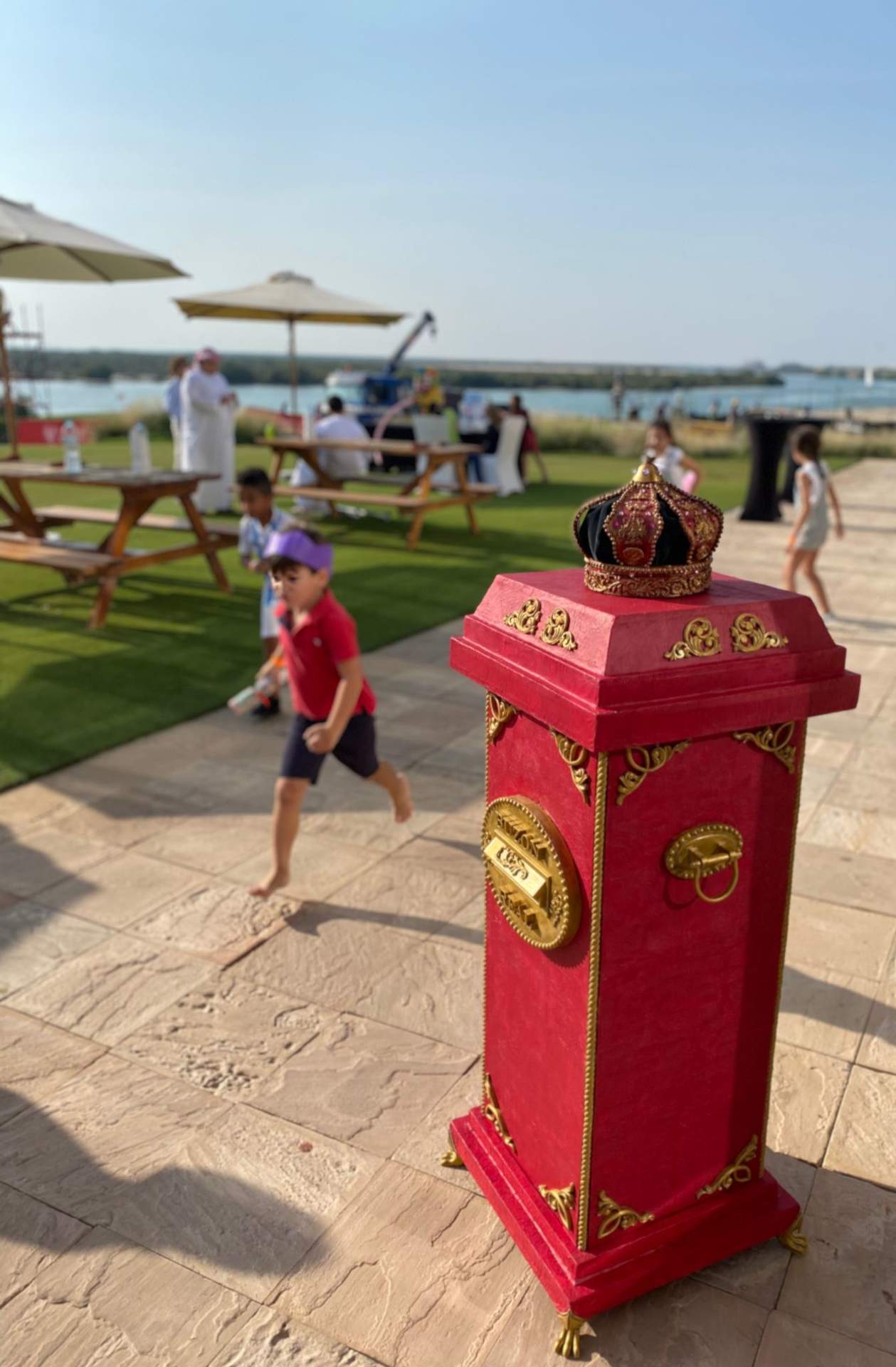 Buzón para los Reyes Magos instalado en la comida de Navidad de 'Españolas en Abu Dhabi'.