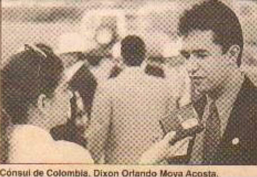 Fotografía en prensa del joven cónsul Dixon Moya, autor de este texto. (1)