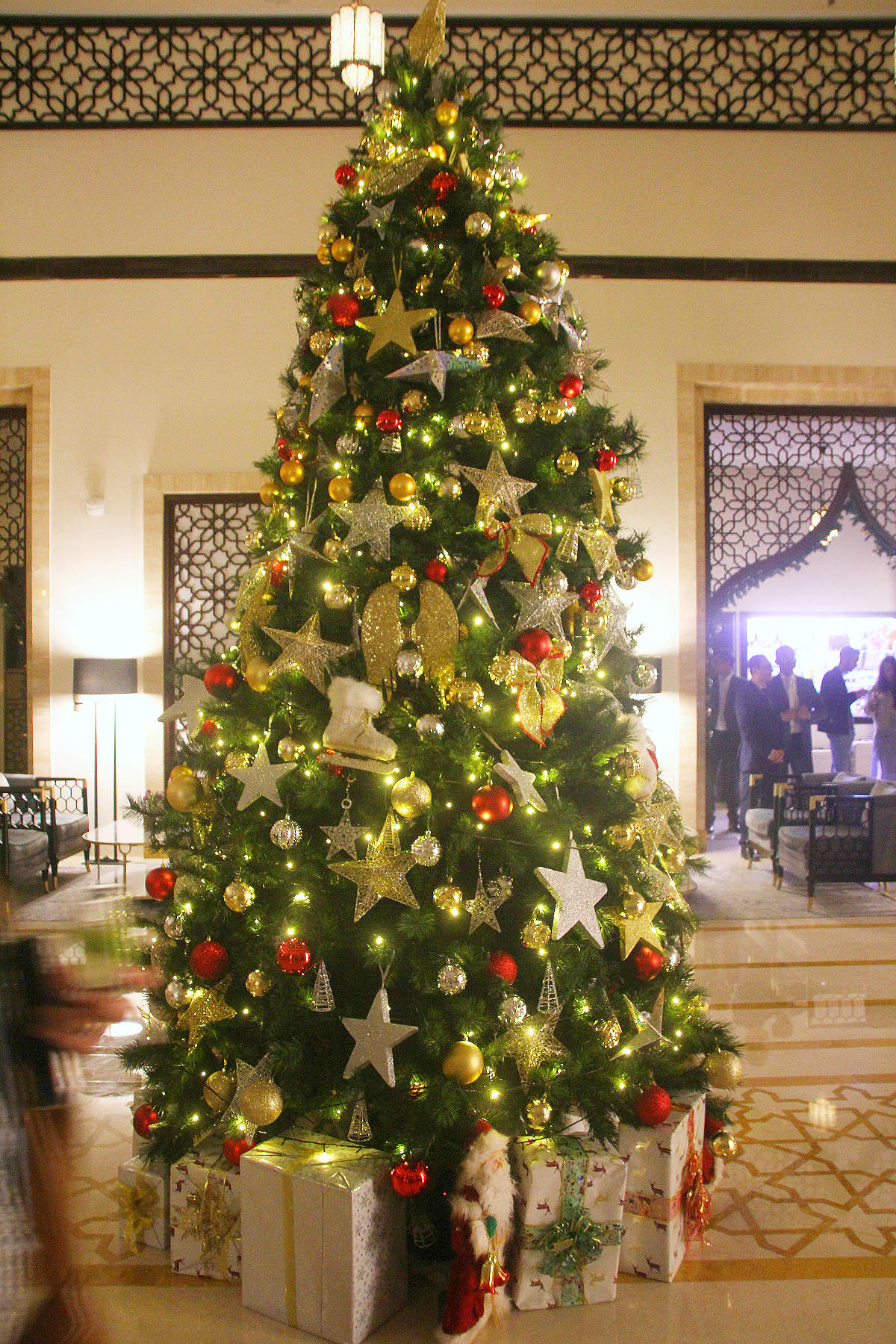 Enorme árbol de Navidad que preside estos días el hall del hotel Occidental Al Jaddaf en Dubai. (EL CORREO)