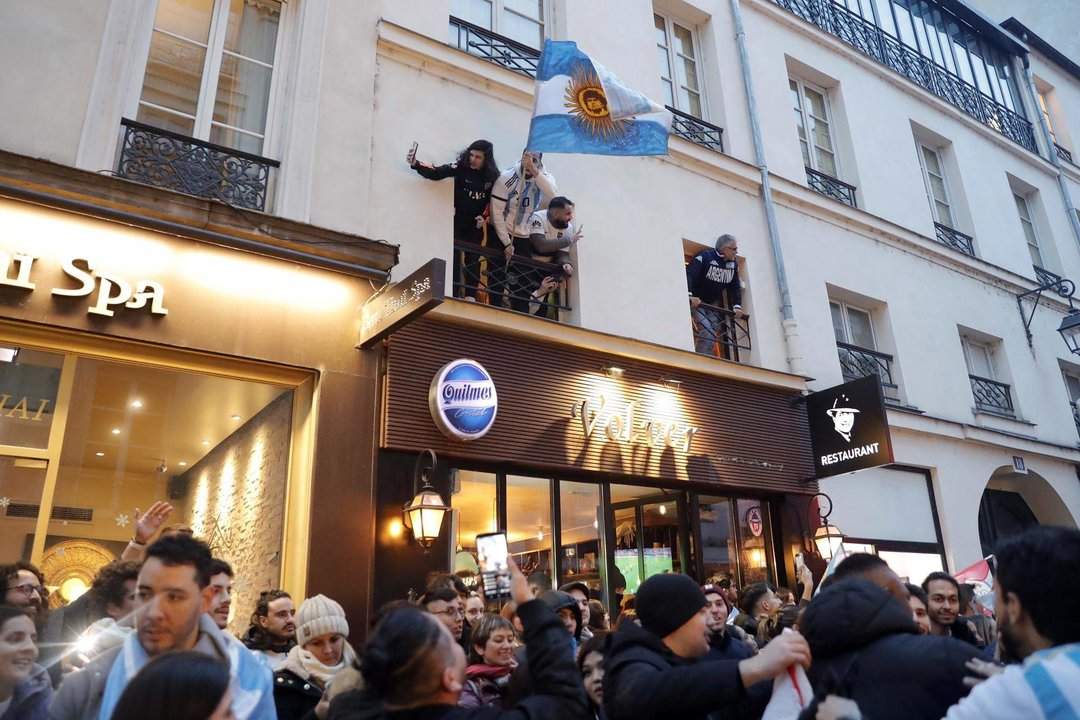 La rue Dauphine de París, a pocos metros del río Sena, también estalló de júbilo. (EFE/EPA/Teresa Suárez)