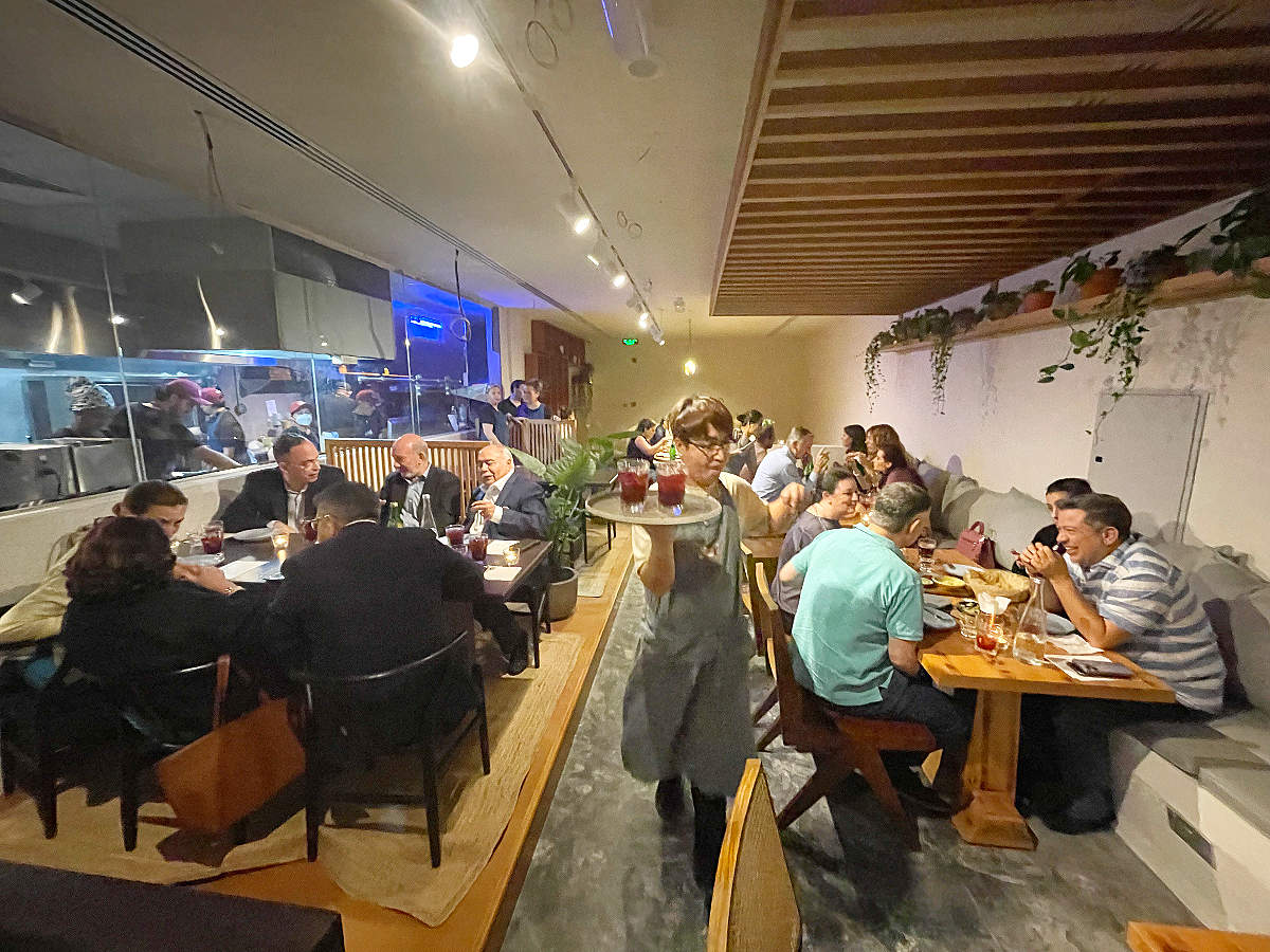 Perspectiva del comedor de Lila Wood-Fired Taquería en la noche de la preapertura. (EL CORREO)