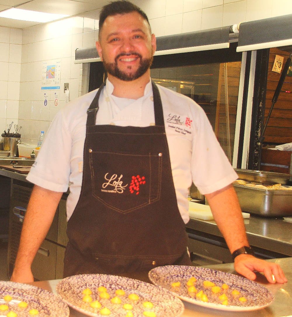El chef jerezano Daniel Pérez Delgado en la cocina de Lola Taberna. (EL CORREO)