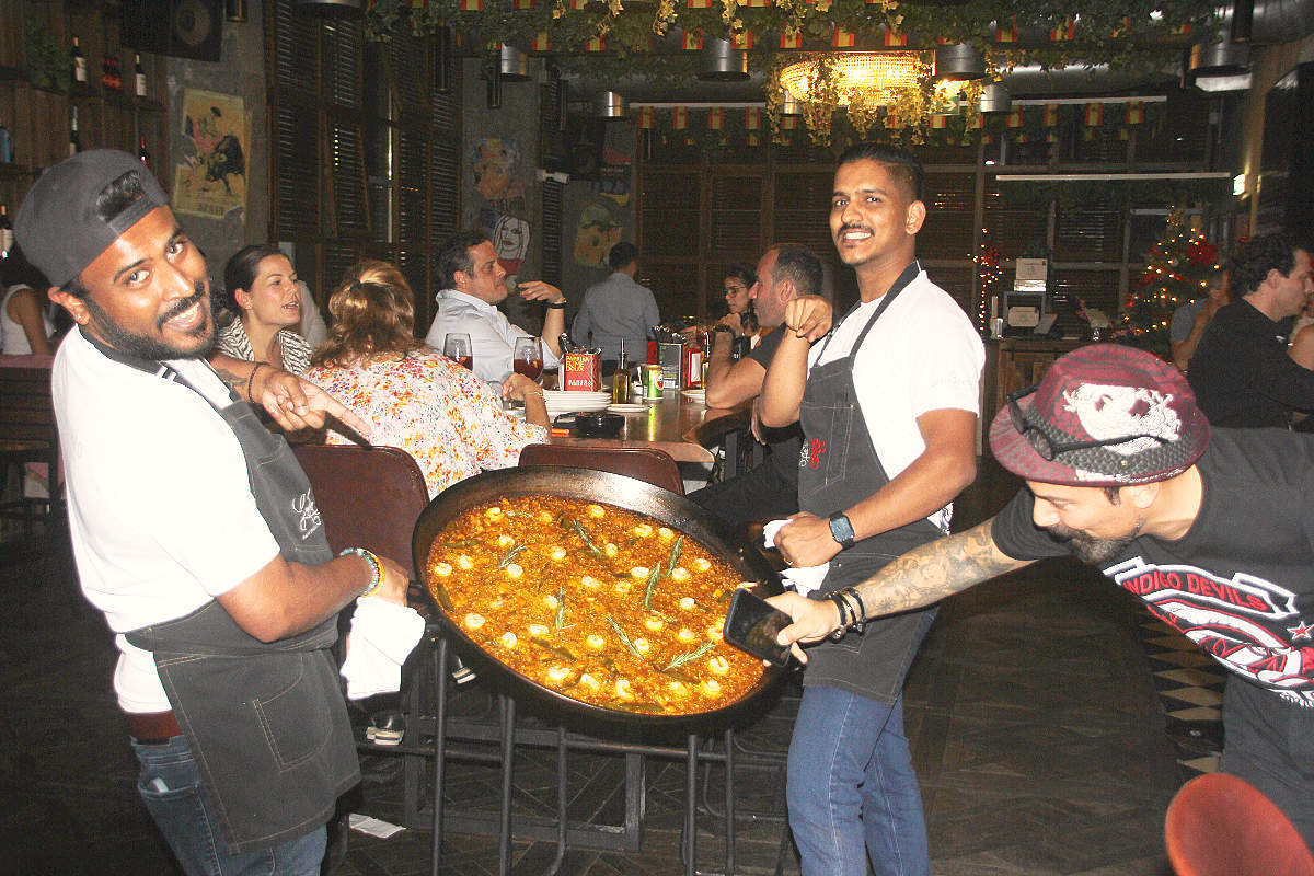 La espectacular paella no faltó en el segundo aniversario de Lola Taberna en Dubai. (EL CORREO)