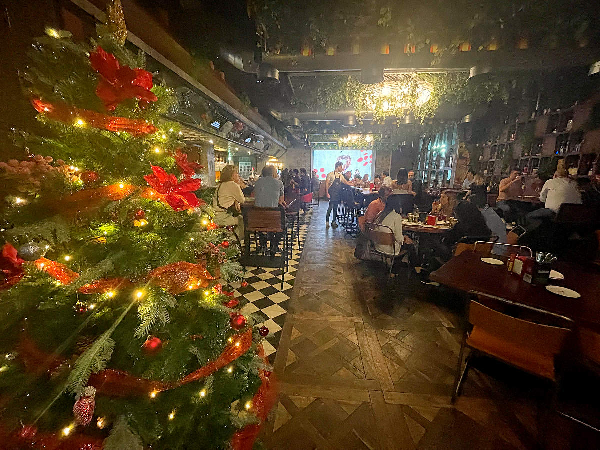 Ambiente navideño y muchos comensales en el segundo aniversario de Lola Taberna en Dubai. (EL CORREO)