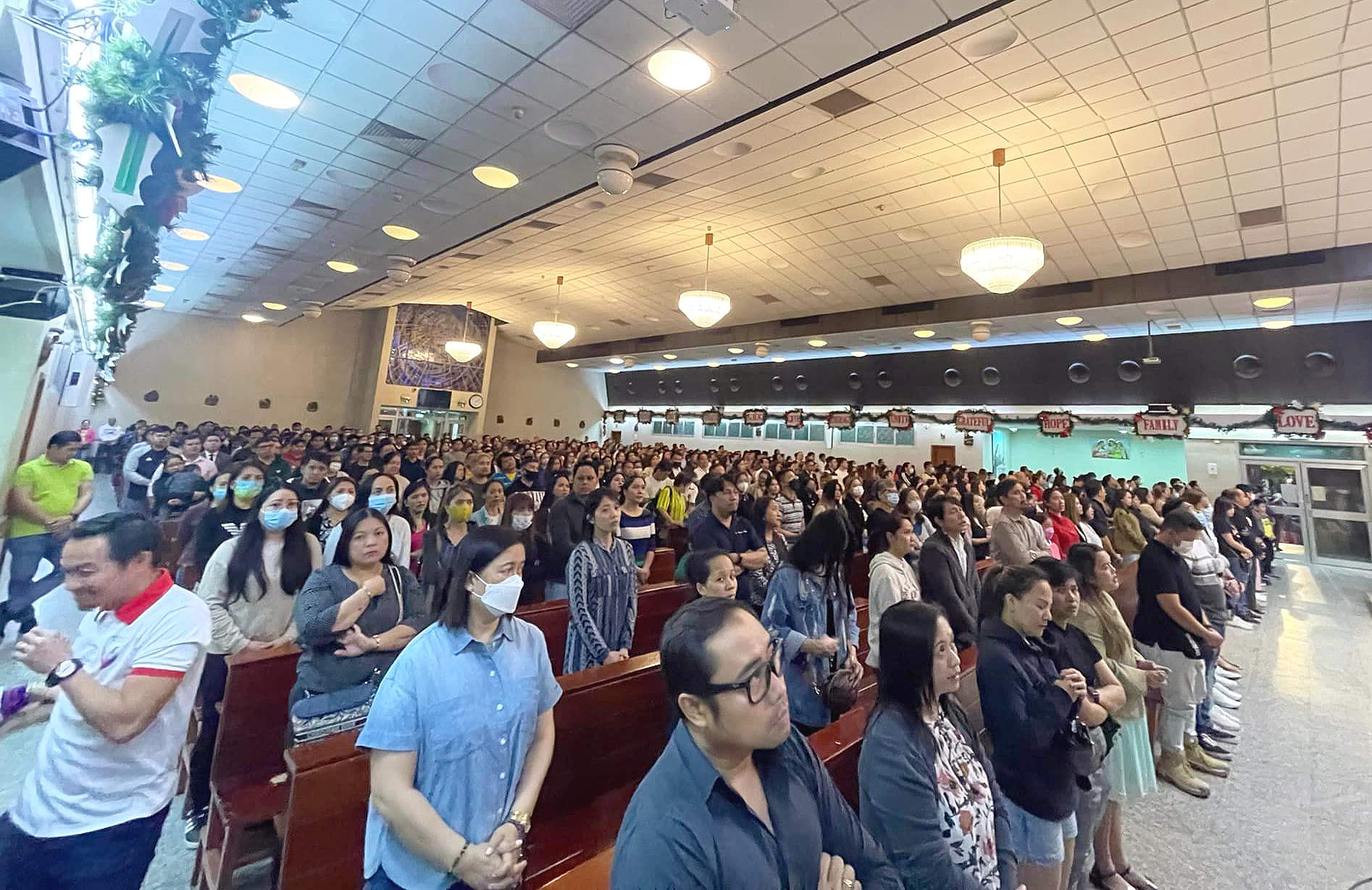 Miles de personas acuden Los oficios de Navidad están resultando esta Navidad multitudinario en la Catedral de San José en Abu Dhabi. (Facebook St.Joseph's Cathedral Abu Dhabi AUH)