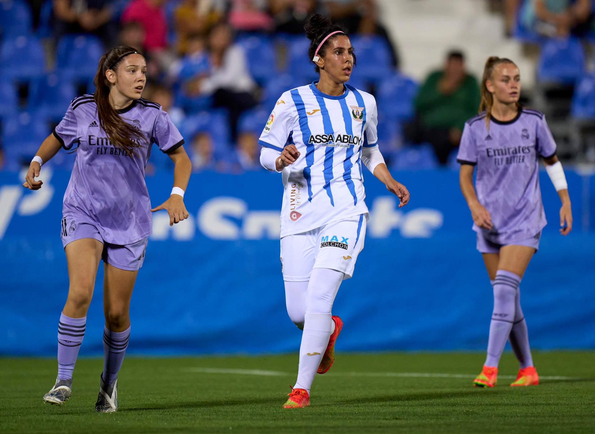 Nouf Al Anzi, con la camiseta del CD Leganés, hace el signo de la victoria
