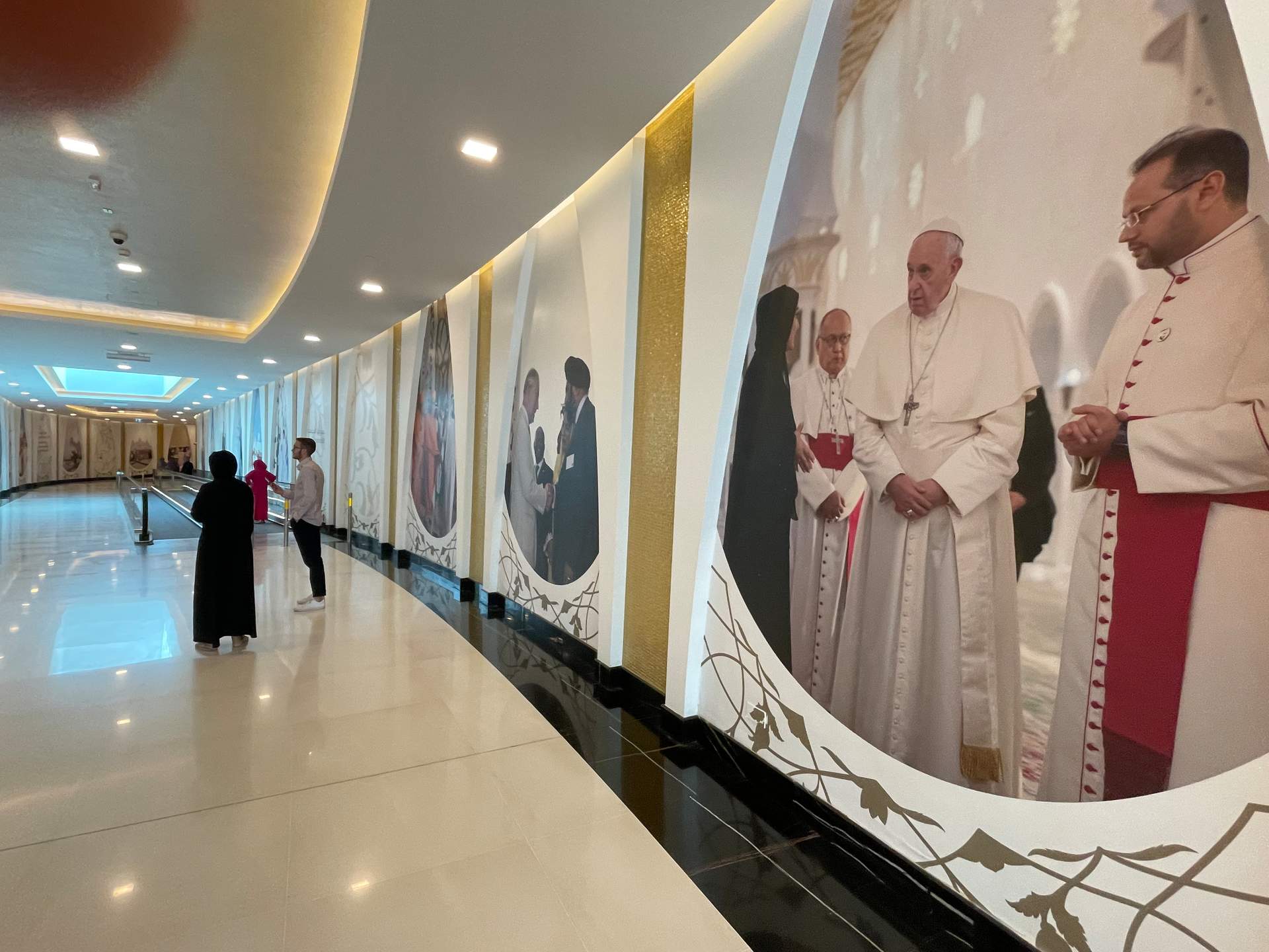 Imágenes del Papa Francisco a gran tamaño se muestran en el acceso principal a la Gran Mezquita del Jeque Zayed de Abu Dhabi. (EL CORREO)