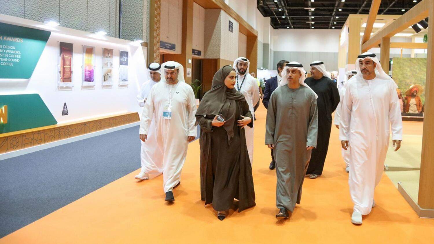 Ahmad Belhoul Al Falasi, ministra de Educación de Emiratos Árabes, durante la inauguración de World of Coffee Dubai junto a autoridades y responsables de la muestra. (Cedida)