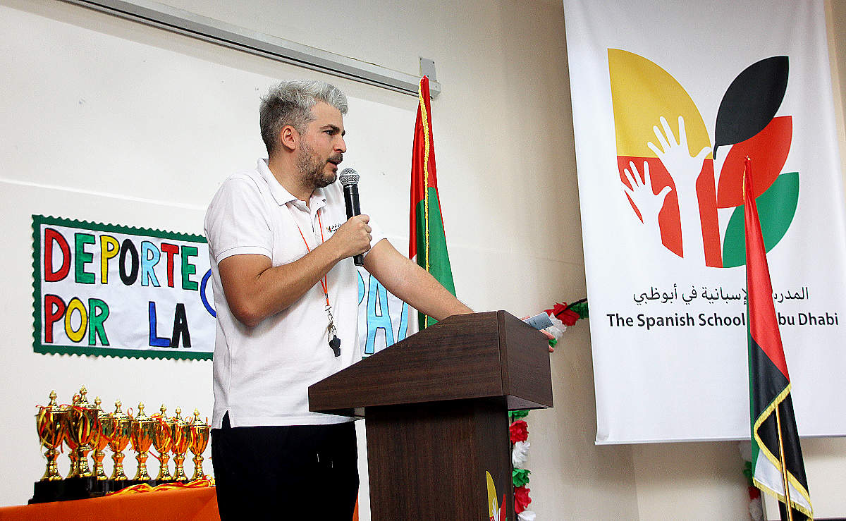 El profesor de Educación Física de The Spanish School of Abu Dhabi se dirige a los alumnos. (EL CORREO)