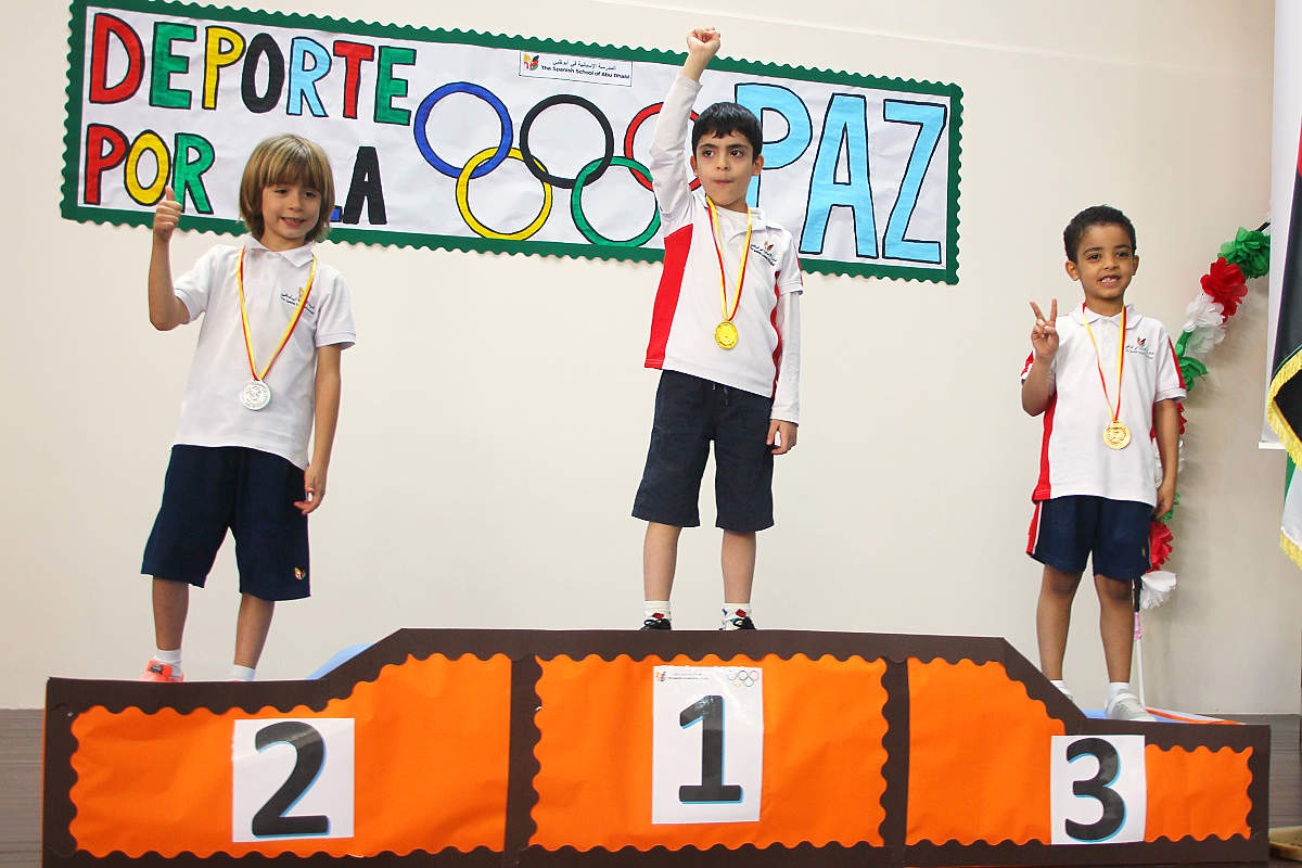 Campeones subidos al podio en las olimpiadas celebradas por The Spanish School of Abu Dhabi. (EL CORREO)