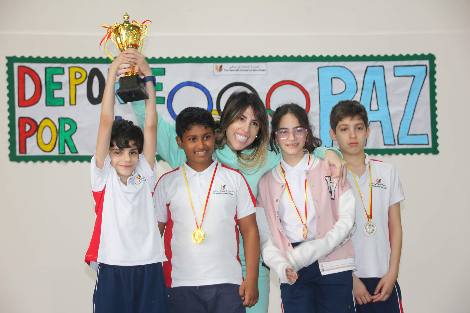 La alegría de recibir la copa en las olimpiadas de The Spanish School of Abu Dhabi (EL CORREO).