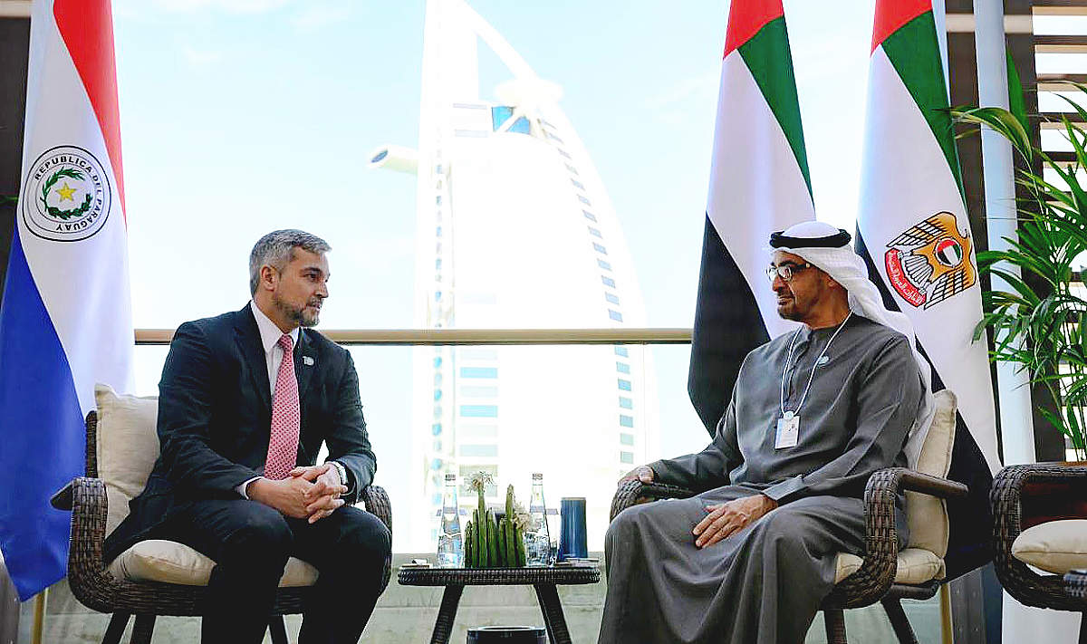 Mario Abdo -izquierda-, durante su encuentro con el presidente de Emiratos Árabes. (Twitter)