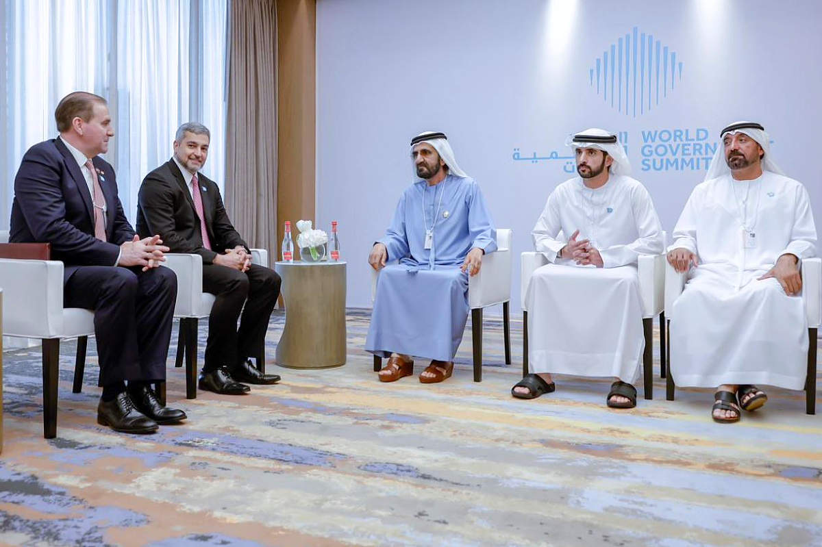 El presidente y el canciller de Paraguay, reunidos con el jeque Mohammed bin Rashid Al Maktoum, vicepresidente y primer ministro de Emiratos Árabes así como gobernante de Dubai. (Dubai Media Office)