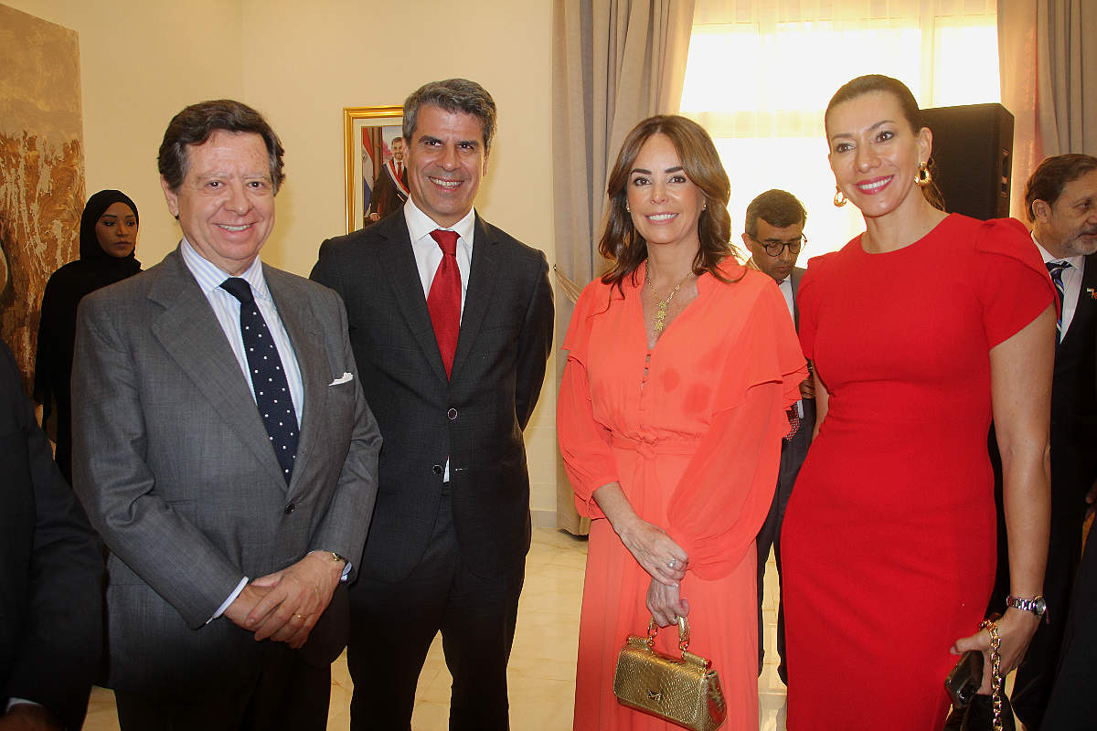 La esposa de Mario Abdo, Silvana López Moreira -segunda por la derecha-, Íñigo de Palacio España y Andrés Salinero y su mujer. (EL CORREO)