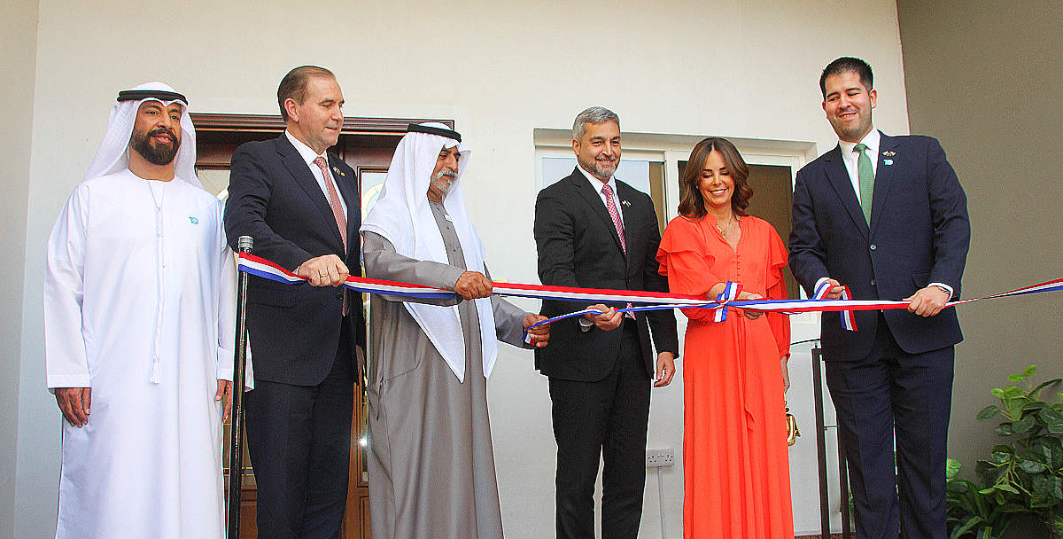 Los protagonistas, en el momento del corte de la cinta inaugural de la Embajada de Paraguay en Emiratos Árabes. (EL CORREO)