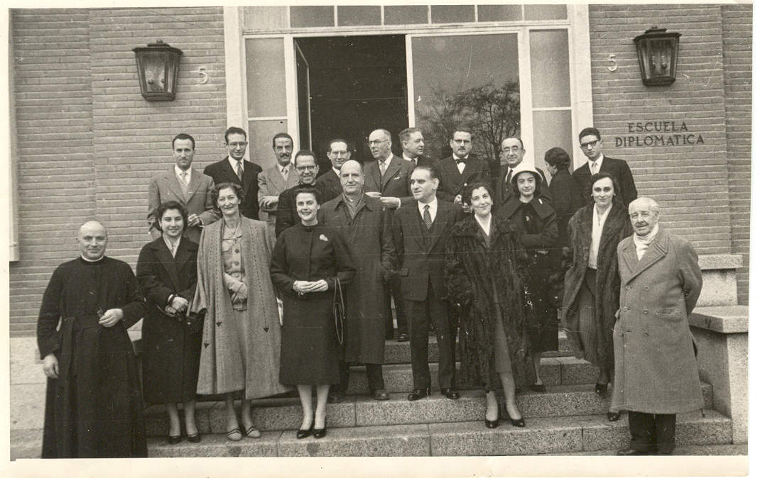 Pedro Martínez Montávez, arriba a la derecha, en una foto navideña del Instituto Hispano Árabe de Cultura tomada a finales de los años 50 junto a muchos de sus colegas, entre ellos Emilio García Gómez y Soledad Gibert (Fotografía compartida por Daniel Gil-Benumeya en Twitter)