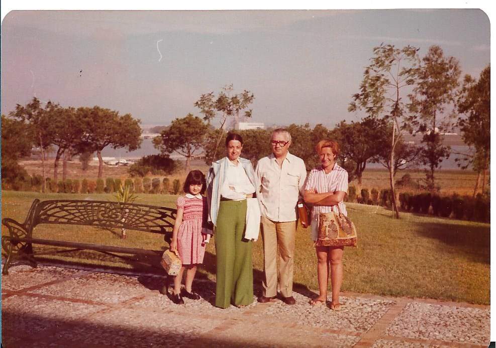 Pedro Martínez Montávez, en 1975, junto a su hija Natalia, su mujer, Mercedes Lillo, y Rosa María Manzano