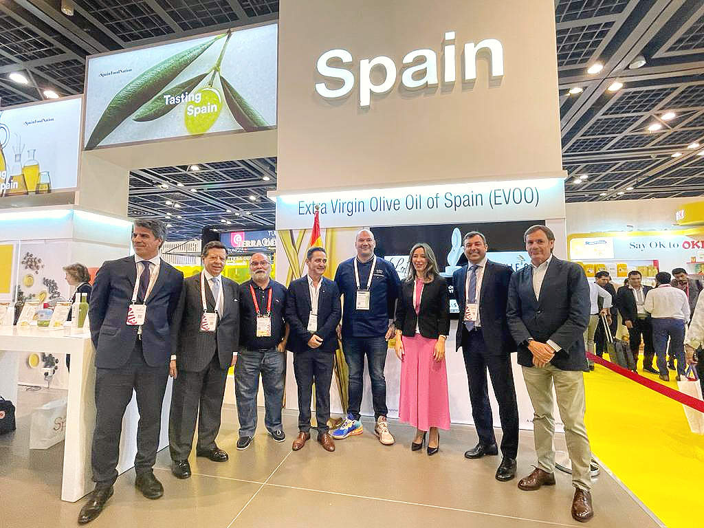 Autoridades y representantes de empresas españolas en Gulfood. (EL CORREO)