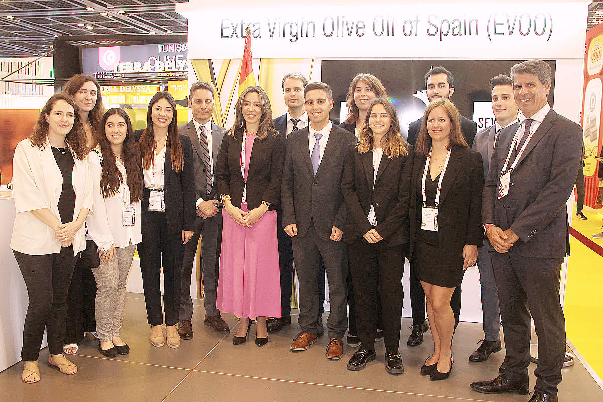La secretaria de Estado de Comercio de España posa junto a la plantilla del ICEX en Dubai durante Gulfood 2023. (EL CORREO)