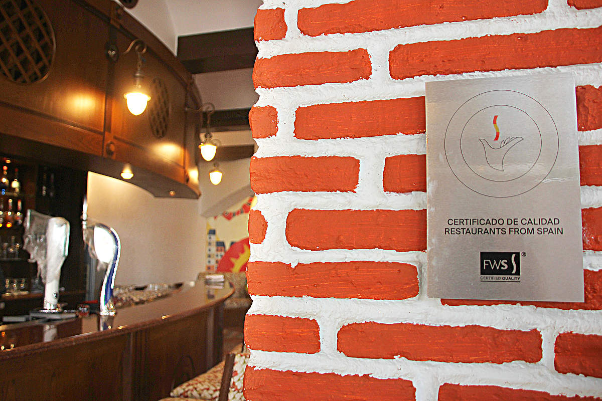 La placa que acredita la certificación 'Restaurants from Spain' recibida por el Seville's ya se encuentra bien visible en el restaurante. (EL CORREO)
