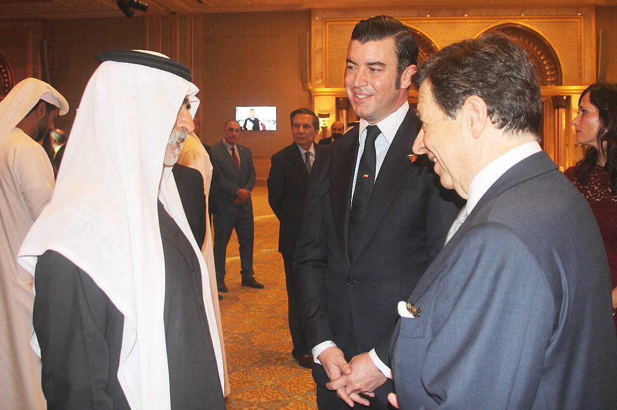 Guillermo Cobelo -en el centro- conversa con el ministro de Tolerancia de Emiratos Árabes en presencia del embajador de España. (EL CORREO)