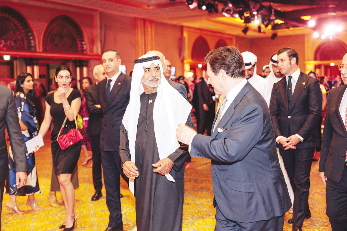 El embajador de España acompaña al jeque Nahyan bin Mubarak Al Nahyan tras recibirlo personalmente a la entrada del 'ballroom' del Emirates Palace. (EL CORREO)