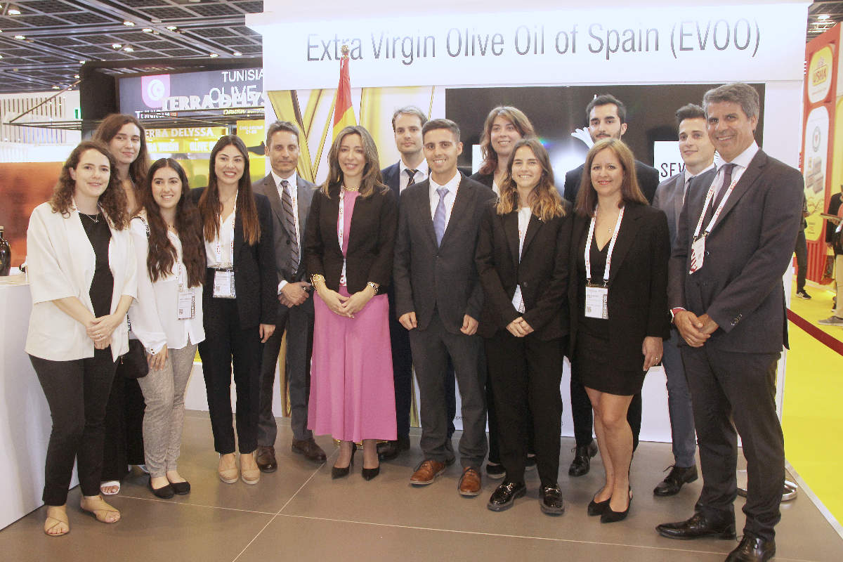 Andrés Salinero, junto a la secretaria de Estado de Comercio de España y a la plantilla de la oficina del ICEX en Dubai durante Gulfood 2023. (EL CORREO)