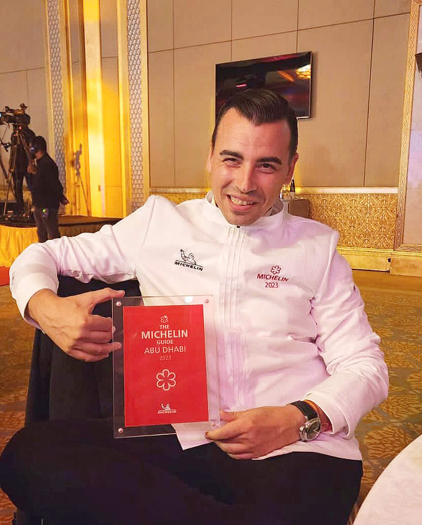 Jaime Castañeda, CEO del holding Ninety Nine SB Investment, con la estrella Michelin lograda por 99 Sushi Bar Abu Dhabi. (Cedida)