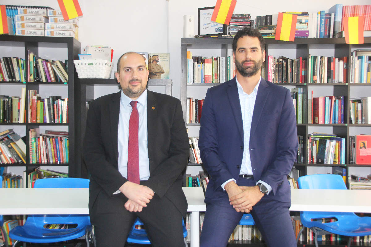 Marco Bruno -izquierda- y Alberto Fernández, en la sede de UCAM Español Institute en Dubai. (EL CORREO)