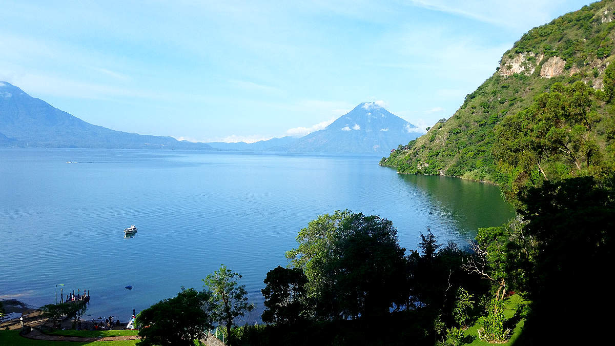 Saltar desde una montaña al lago más bello del mundo, Atitlán, no tiene precio. (pxhere.com)