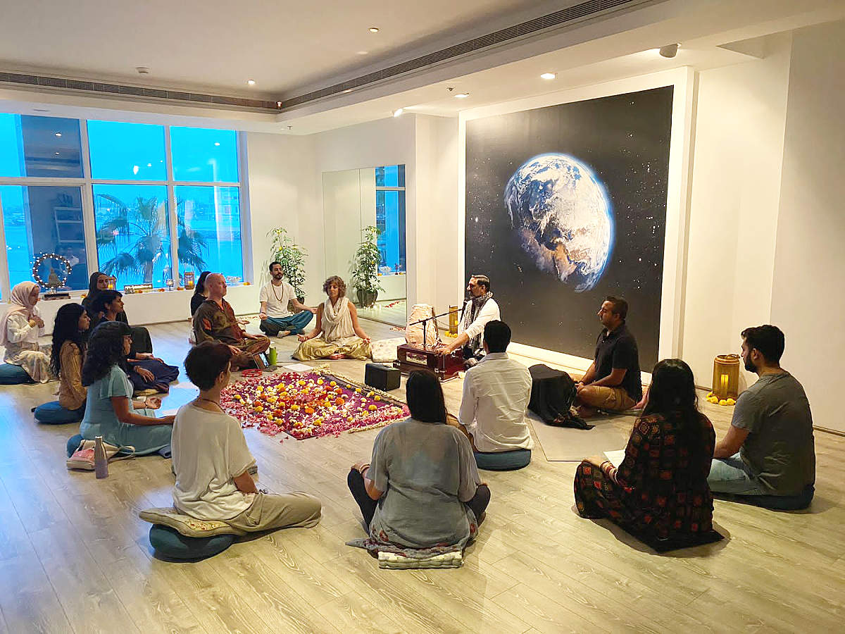 El yoga ayuda a observar nuestro cuerpo, la respiración y cómo nos sentimos durante las diferentes posturas. No es solo una práctica de estiramientos y fuerza.