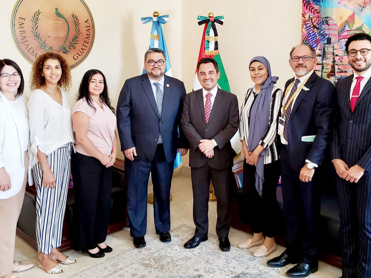 El ministro de Energía y Minas, con el staff de la Embajada de Guatemala en Emiratos Árabes Unidos. (@EmbaGuateEAU)