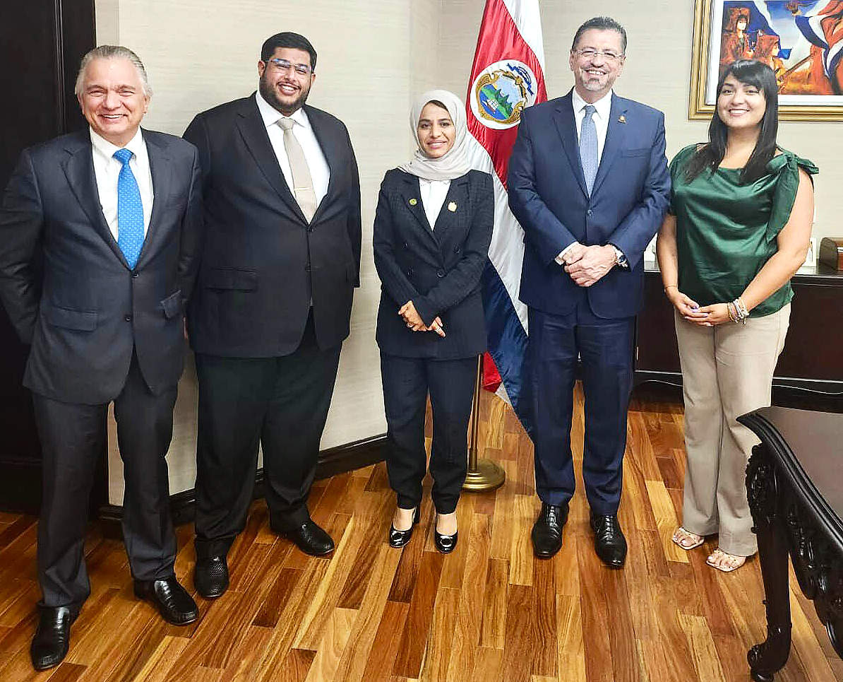 El presidente de Costa Rica y la embajadora emiratí Rawdha Alotaiba, junto a los representantes de ambos países presentes en la entrega del documento. (WAM)