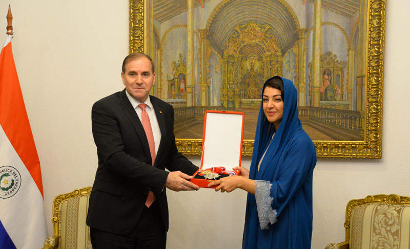 La ministra emiratí recibe la Orden Nacional de Paraguay. (Ministerio de Exteriores=