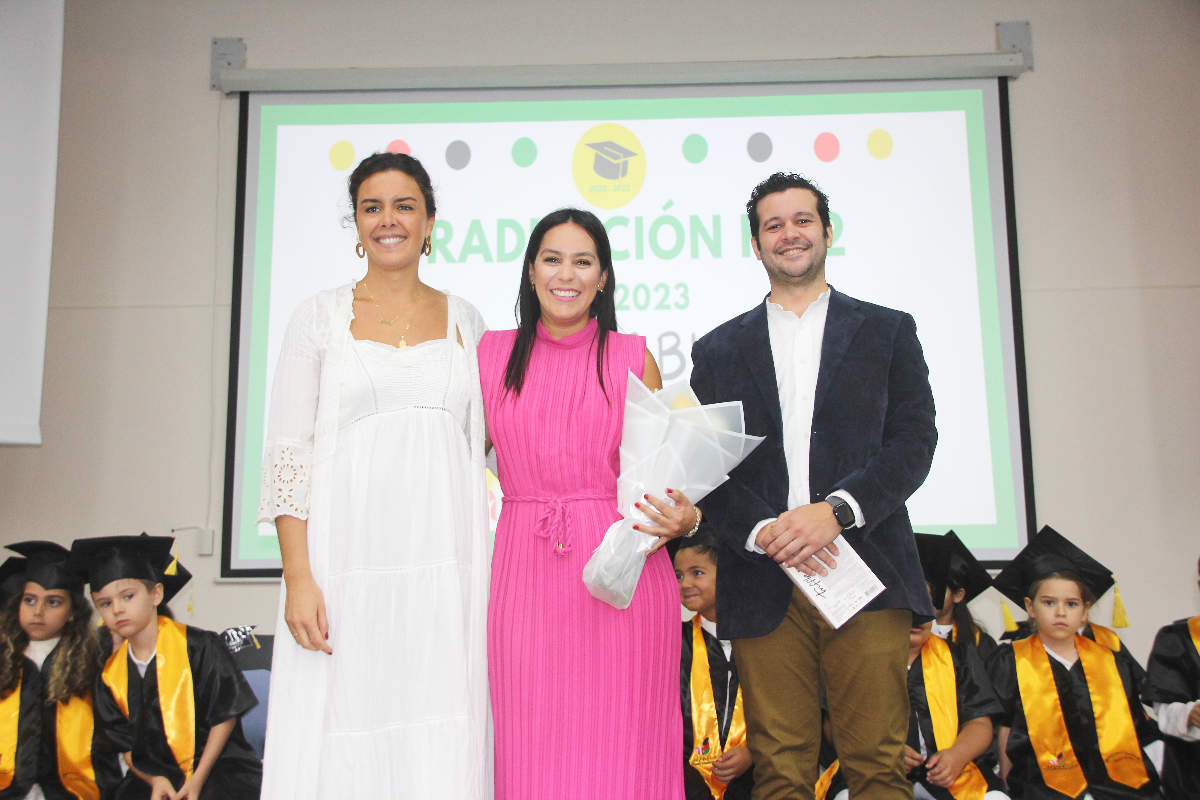 Betty Cañas y Leopoldo Pérez -en la imagen junto a Gabriela Rodríguez, a la izquierda- recibieron un ramo de flores tras hablar en el acto en nombre de los padres. (EL CORREO)