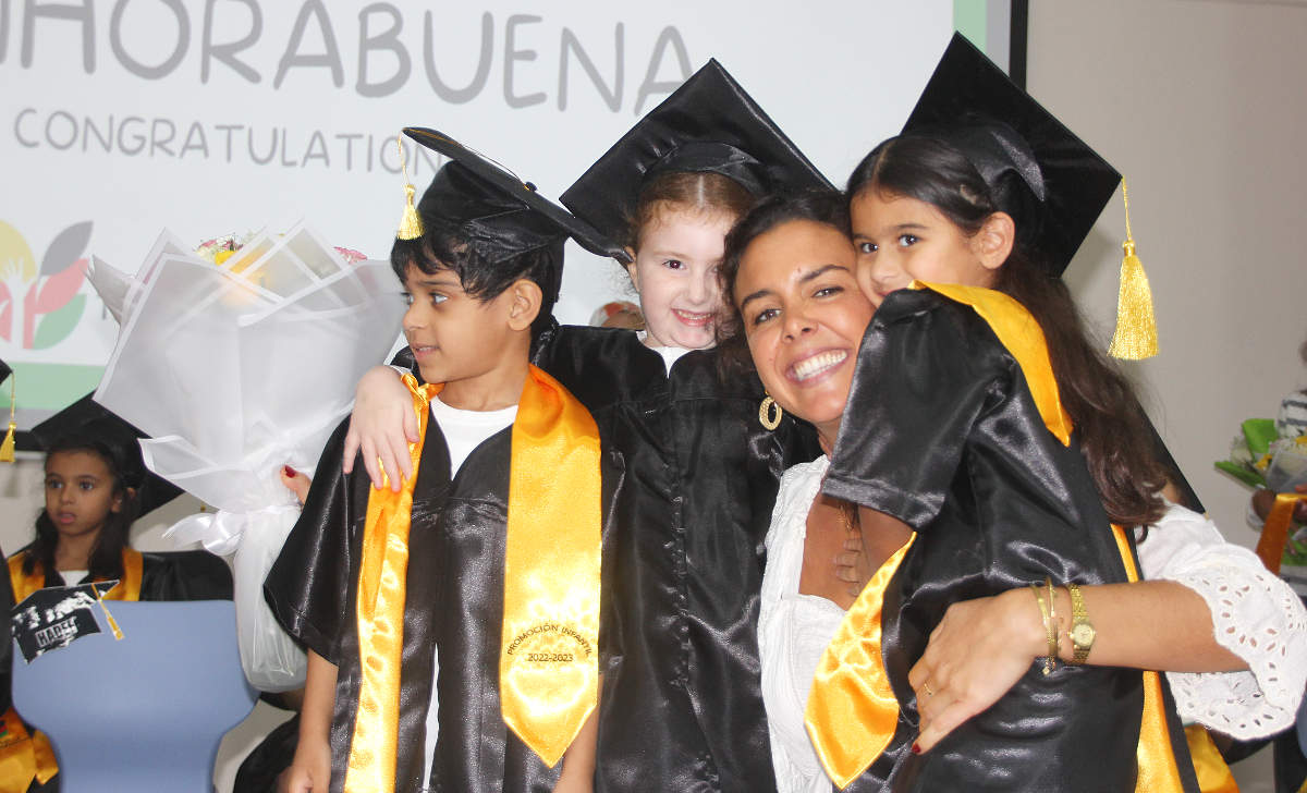 Alumnos abrazan a Miss Gabi al finalizar el acto protocolario de graduación. (EL CORREO)