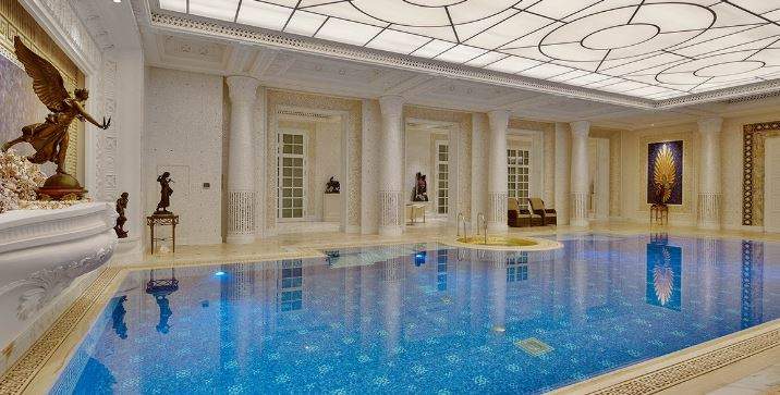 La piscina tiene un jacuzzi de oro. (Luxhabitat)