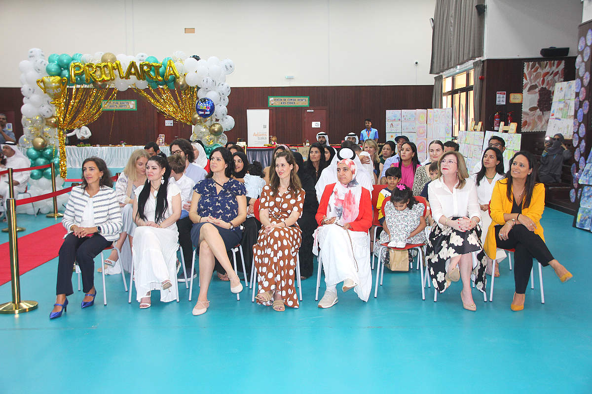 Profesoras y padres siguen el acto de graduación en The Spanish School of Abu Dhabi. (EL CORREO)