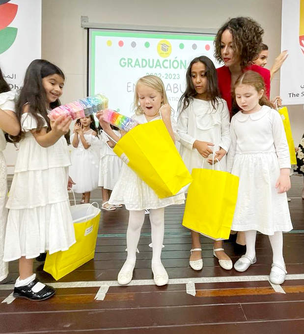 Hubo regalos para todos los graduados. (EL CORREO)