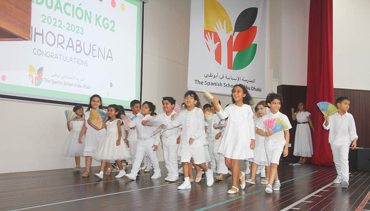 Los graduados dieron una sorpresa a los padres cuando, tras finalizar el acto, subieron de nuevo al escenario para bailar 'Amigos para siempre'. (EL CORREO)