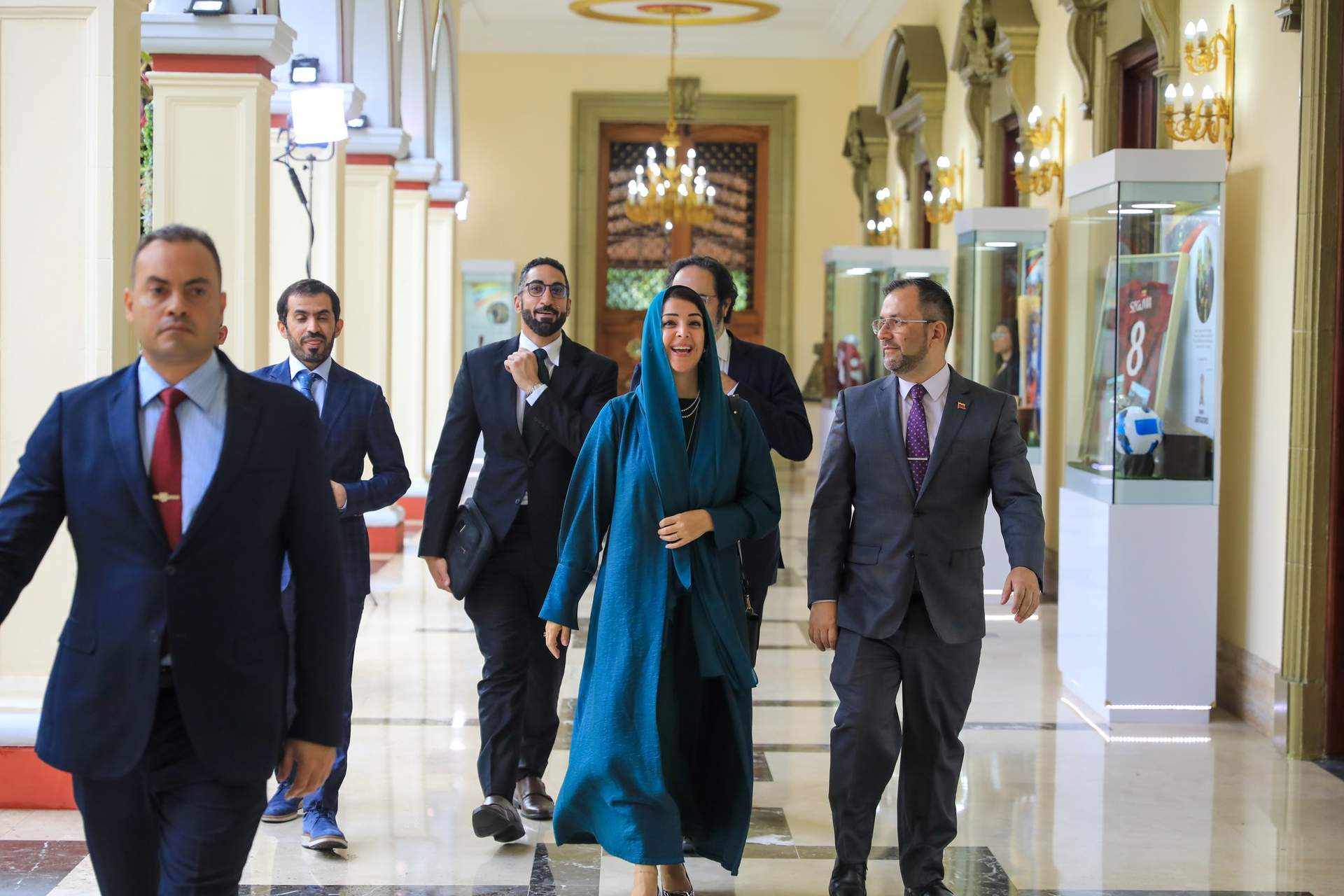 La ministra de Estado emiratí de Cooperación Internacional, Reem Ebrahim Al Hashimy, a su llegada al Palacio de Miraflores, sede del Gobierno venezolano. (Twitter)