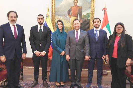 Foto de familia de la ministra de Estado de Cooperación Internacional con autoridades emiratíes y venezolanas. (Cedida)
