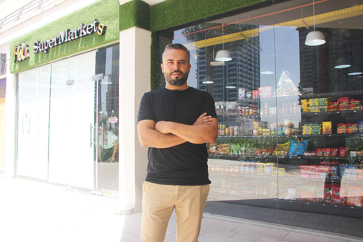 El mexicano Iván Ortiz, ante HOLI SuperMarkets, situada en JLT, la zona de Dubai donde más latinos residen. (EL CORREO)