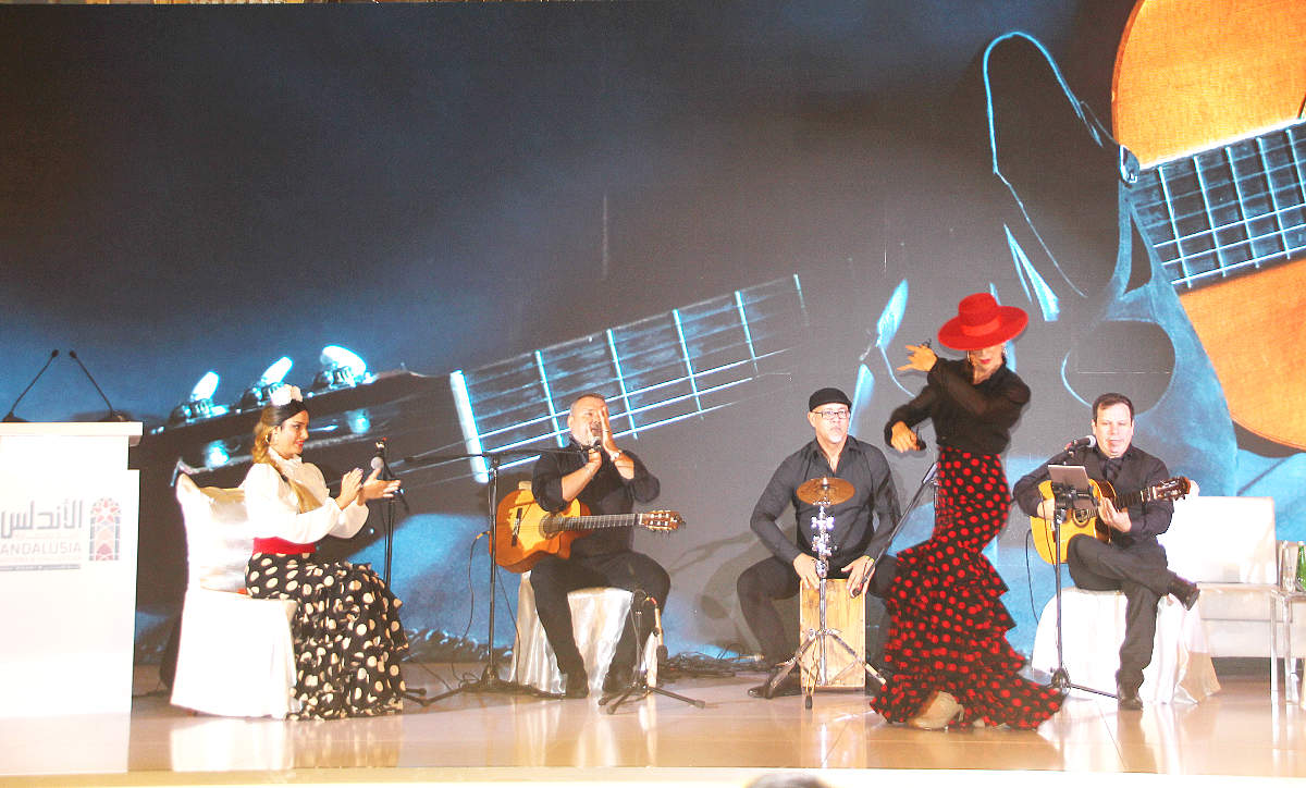 Actuación del cuadro flamenco abanderado por Raquel Reina y Keco Fontana, conocidísimos artistas españoles residentes en Emiratos Árabes, durante la presentación de Iniciativa 'Andalucía: historia y civilización' en Abu Dhabi. (EL CORREO)