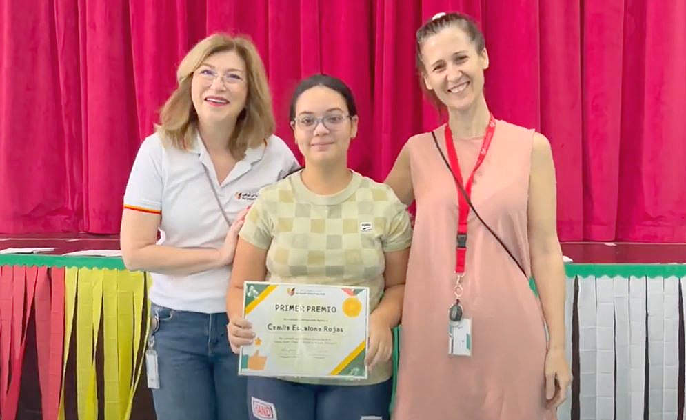 Camila Escalona Rojas posa con Eva Sánchez, directora de The Spanish School of Abu Dhabi -izquierda- y Elísabet Córcoles, coordinadora pedagógica del centro -derecha-, tras recibir el primer premio al mejor comportamiento en el aula. (SSAD)
