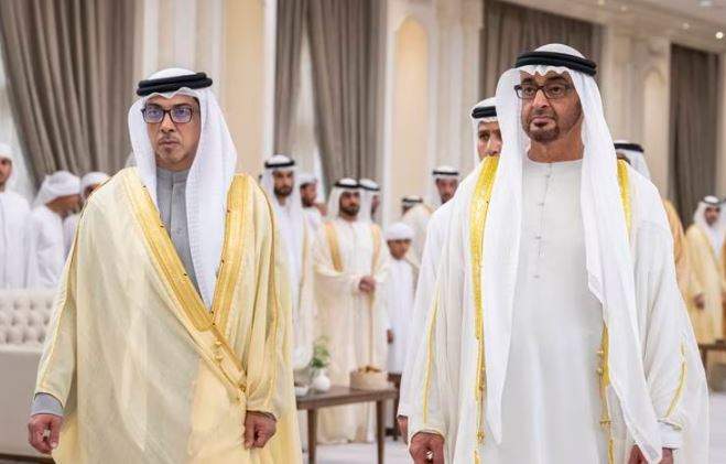 El presidente de EAU junto al ministro de la Corte Presidencial, el jeque Mansour. (Corte Presidencial)