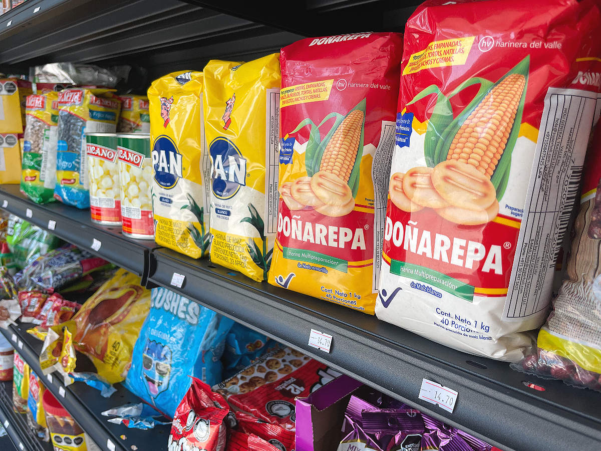 En las estanterías de Holi Supermarkets no falta la harina más deseada para cocina arepas. (EL CORREO)