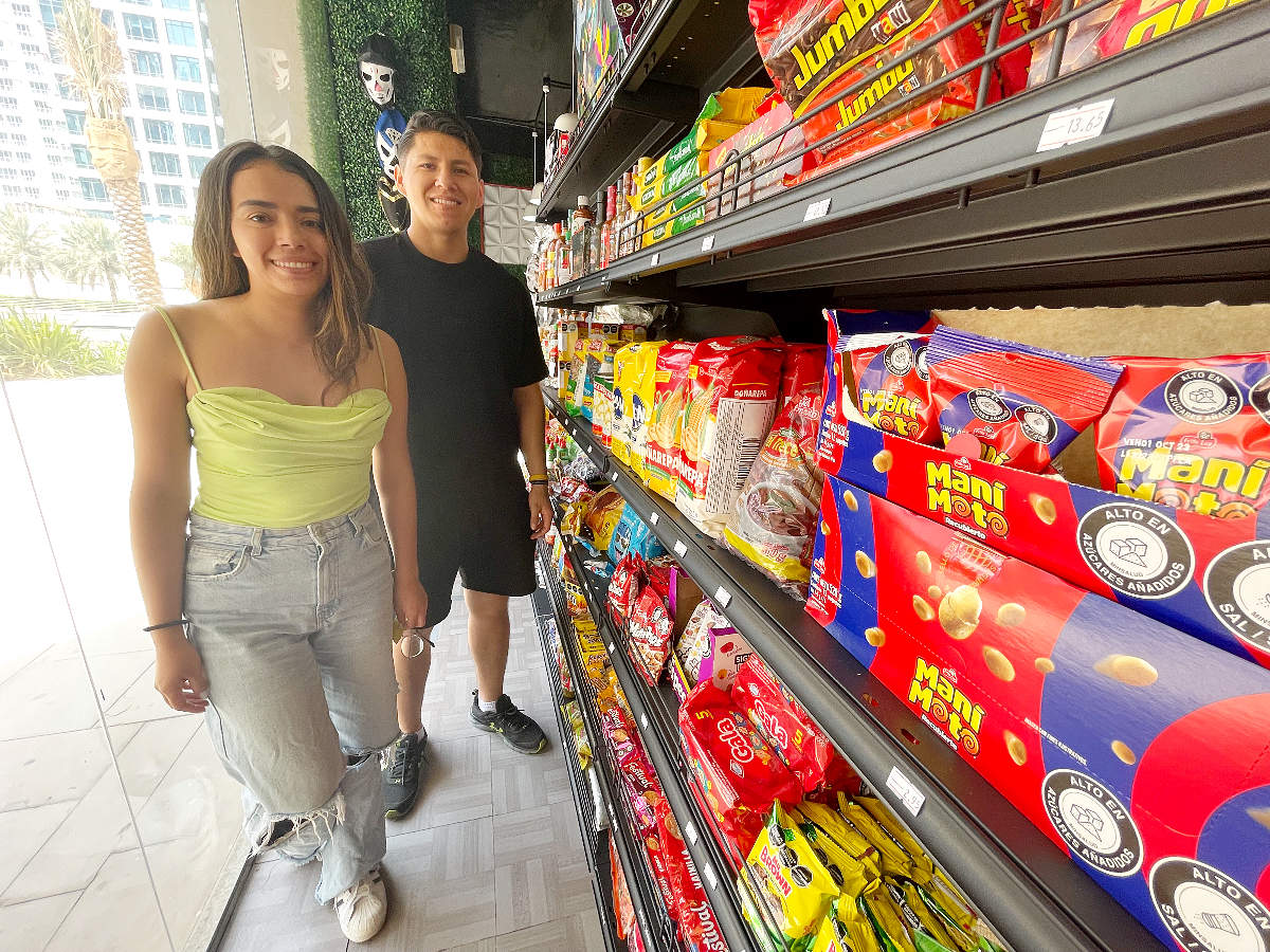 La colombiana Daniela Nova -izquierda- y el mexicano Andrés Garatachía no cesan de atender clientes en la tienda de HOLI SuperMarkets en JLT. (EL CORREO)